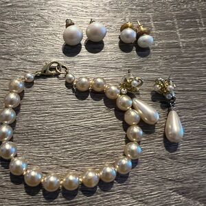 🌺5/$15🌺 Elegant Faux Pearl Jewelry Set includes 3 pairs of earrings and bracelet